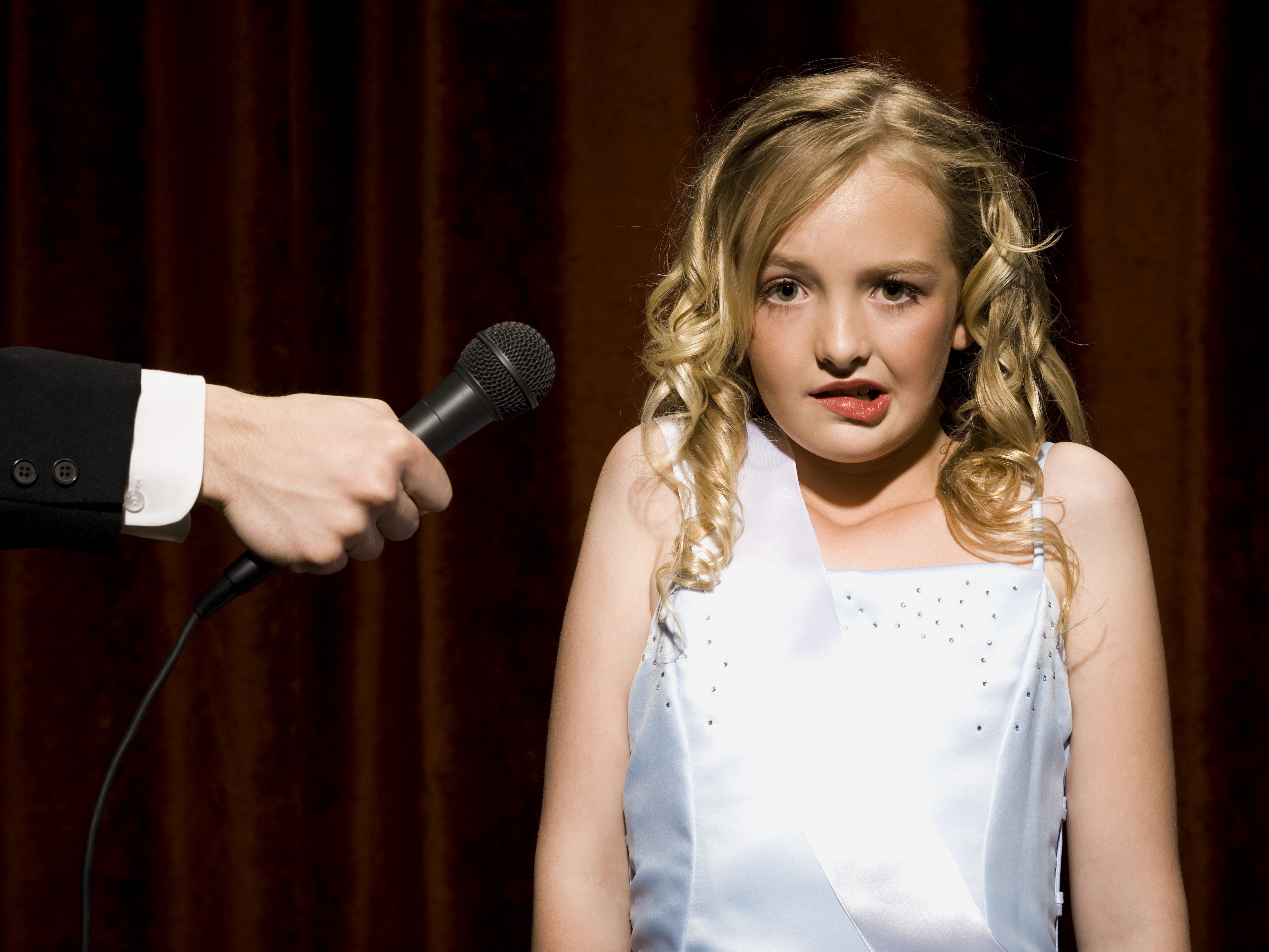 Публичное выступление детей. Девочка не умеет петь. Дети выступают на сцене. Выступление детей на сцене. Стеснение петь.